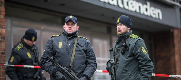 Police guard the scene of a shooting at cafe 'Krudttonden,' which was hosting a free speech event, in Oesterbro, Copenhagen, February 16, 2015 - Sputnik Mundo