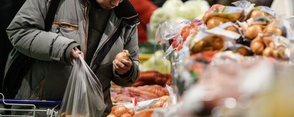 La mayoría de los rusos reducen sus gastos en alimentos - Sputnik Mundo