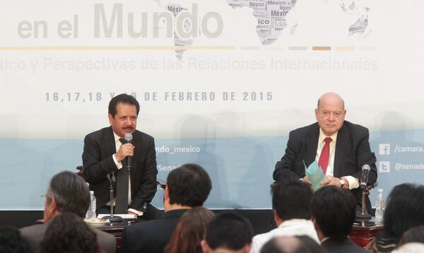 Secretario general de la Organización de Estados Americanos, Dr. José Miguel Insulza (dcha.) y vicepresidente de la Mesa Directiva del Senado de la República, Luis Sánchez Jiménez - Sputnik Mundo