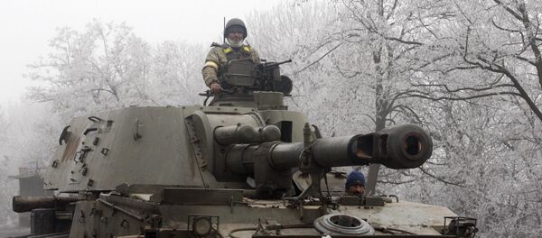 Ukrainian servicemen patrol with a self-propelled artillery gun on the road between Artemivsk and Debaltseve, in the region of Donetsk, on February 15, 2015 - Sputnik Mundo