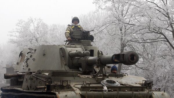 Ukrainian servicemen patrol with a self-propelled artillery gun on the road between Artemivsk and Debaltseve, in the region of Donetsk, on February 15, 2015 - Sputnik Mundo