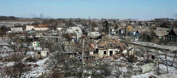 Buildings damaged by fighting are pictured in the village of Nikishine, south east of Debaltseve February 17, 2015 Buildings damaged by fighting are pictured in the village of Nikishine, south east of Debaltseve February 17, 2015 - Sputnik Mundo