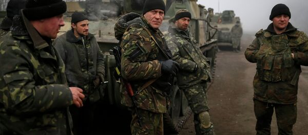 Members of the Ukrainian armed forces are seen not far from Debaltseve, eastern Ukraine February 15, 2015 - Sputnik Mundo