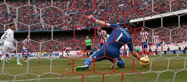 Real Madrid's goalkeeper Iker Casillas (R) fails to stop a goal by Atletico Madrid's Tiago (not pictured) in Madrid, February 7, 2015 - Sputnik Mundo