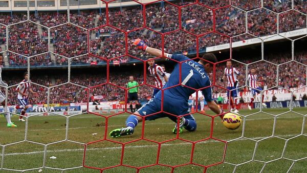 Real Madrid's goalkeeper Iker Casillas (R) fails to stop a goal by Atletico Madrid's Tiago (not pictured) in Madrid, February 7, 2015 - Sputnik Mundo