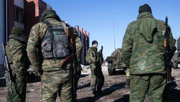 Fighters with separatist self-proclaimed Donetsk People's Republic army rest before returning to the front line from the village of Nikishine, south east of Debaltseve February 17, 2015 - Sputnik Mundo