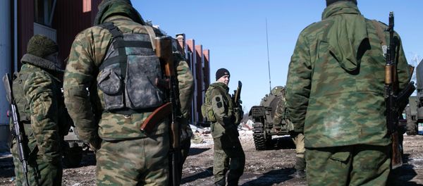 Fighters with separatist self-proclaimed Donetsk People's Republic army rest before returning to the front line from the village of Nikishine, south east of Debaltseve February 17, 2015 - Sputnik Mundo