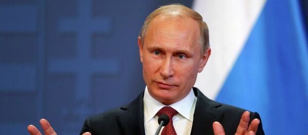 Russian President Vladimir Putin addresses during a joint news conference with Hungarian Prime Minister Viktor Orban in Budapest February 17, 2015. Putin will discuss Russian gas supplies to Hungary when he visits Budapest on Tuesday, an adviser to the Russian president said on Monday. - Sputnik Mundo