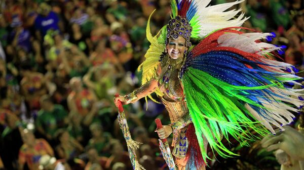 A reveler from the Beija Flor samba school participates in the annual carnival parade in Rio de Janeiro's Sambadrome, February 17, 2015 - Sputnik Mundo