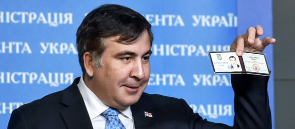 Mijaíl Saakashvili, expresidente de Georgia y nuevo asesor de Petró Poroshenko, muestra su tarjeta de identidad Mijaíl Saakashvili, expresidente de Georgia y nuevo asesor de Petró Poroshenko, muestra su tarjeta de identidad - Sputnik Mundo