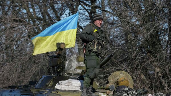 A Ukrainian serviceman is seen near Artemivsk, February 18, 2015 - Sputnik Mundo