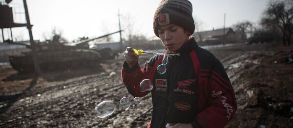 Niño en Uglegorsk, Donetsk region - Sputnik Mundo