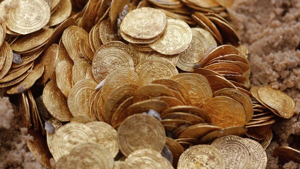 Ancient gold coins are displayed in Caesarea, north of Tel Aviv along the Mediterranean coast February 18, 2015. - Sputnik Mundo