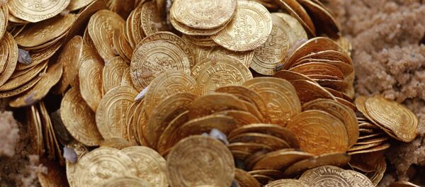 Ancient gold coins are displayed in Caesarea, north of Tel Aviv along the Mediterranean coast February 18, 2015. - Sputnik Mundo