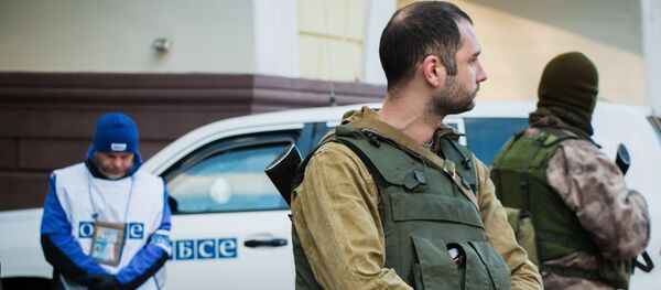 Сотрудник ОБСЕ и ополченцы Донецкой народной республики - Sputnik Mundo