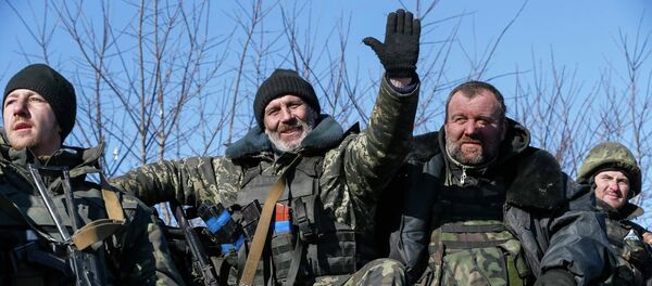 Soldados ucranianos abandonan la zona de Debáltsevo, 18 de febrero, 2015 Soldados ucranianos abandonan la zona de Debáltsevo, 18 de febrero, 2015 - Sputnik Mundo