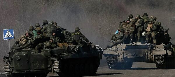 Ukrainian servicemen are seen near Artemivsk as they leave an area around Debaltseve, February 18, 2015 - Sputnik Mundo