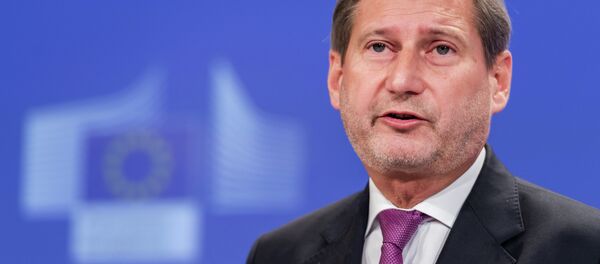 EU Commissioner for European Neighbourhood Policy & Enlargement Negotiations Johannes Hahn addresses the media on a recent visit to Ukraine, at the European Commission headquarters in Brussels, Monday, Dec. 1, 2014 - Sputnik Mundo