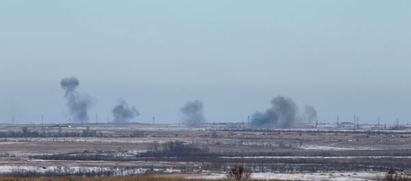 Smoke rises from shelling by the separatist self-proclaimed Donetsk People's Republic Army near the town of Debaltseve February 18, 2015 - Sputnik Mundo