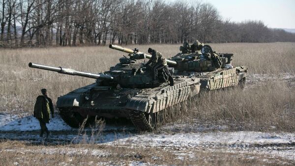 Tank crew of the separatist self-proclaimed Donetsk People's Republic Army stand on top of their tanks at a checkpoint on the road from the Vuhlehirsk to Debaltseve - Sputnik Mundo