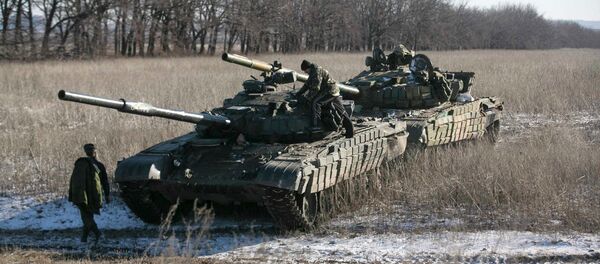 Tank crew of the separatist self-proclaimed Donetsk People's Republic Army stand on top of their tanks at a checkpoint on the road from the Vuhlehirsk to Debaltseve Tank crew of the separatist self-proclaimed Donetsk People's Republic Army stand on top of their tanks at a checkpoint on the road from the Vuhlehirsk to Debaltseve - Sputnik Mundo