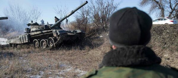 Tank of the separatist self-proclaimed Donetsk People's Republic Army near from the town of Vuhlehirsk to Debaltseve February 18, 2015 - Sputnik Mundo