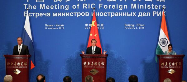 Russian Foreign Minister Sergei Lavrov (L), Chinese Foreign Minister Wang Yi (C) and Indian Foreign Minister Sushma Swaraj (R) - Sputnik Mundo