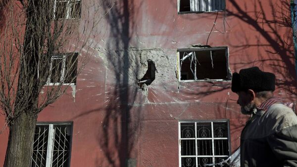 House damaged by fighting in the town of Vuhlehirsk near Debaltseve February 18, 2015 - Sputnik Mundo