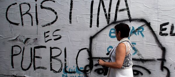 A woman walks past graffiti reading Cristina (Fernandez de Kirchner) is the people in Buenos Aires, January 24, 2015 - Sputnik Mundo