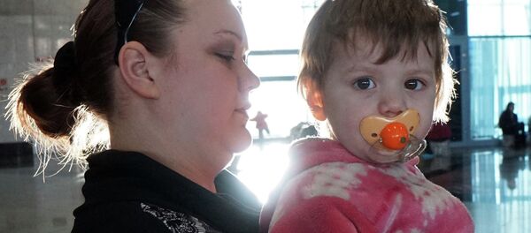 Украинские беженцы на железнодорожном вокзале в Ростове-на-Дону - Sputnik Mundo