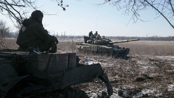 A tank crew member with the separatist self-proclaimed Donetsk People's Republic Army sits on top of a tank at a checkpoint on the road from the town of Vuhlehirsk to Debaltseve February 18, 2015 A tank crew member with the separatist self-proclaimed Donetsk People's Republic Army sits on top of a tank at a checkpoint on the road from the town of Vuhlehirsk to Debaltseve February 18, 2015 - Sputnik Mundo