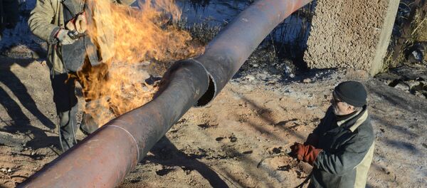 Trabajadores reparar un gasoducto (Archivo) - Sputnik Mundo
