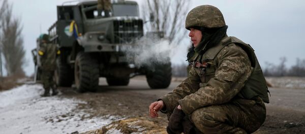 Ukrainian servicemen who fought in Debaltseve are seen near Artemivsk February 19, 2015. - Sputnik Mundo