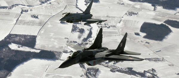 Cazas de la OTAN durante la patrulla en los países bálticos - Sputnik Mundo