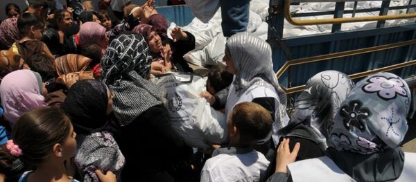 Distribución de ropa para refugiados de Siria Distribución de ropa para refugiados de Siria - Sputnik Mundo