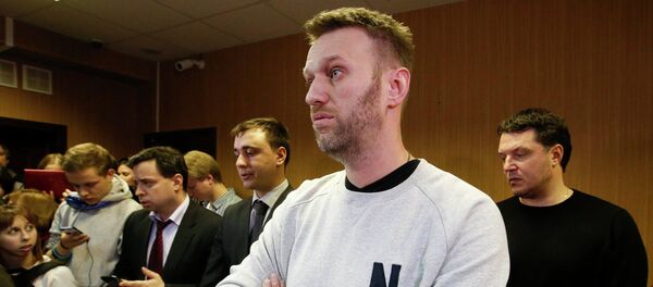 Alexei Navalny (front) attends a court hearing in Moscow - Sputnik Mundo