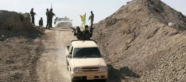 Shi'ite fighters look for militants of the Islamic State in Owesat - Sputnik Mundo