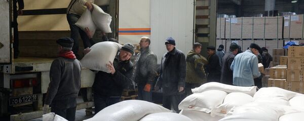 Ayuda humanitaria al este de Ucrania (archivo) - Sputnik Mundo