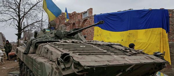 An armoured personnel carrier of the Ukrainian armed forces is seen near Debaltseve, eastern Ukraine, February 20, 2015 - Sputnik Mundo