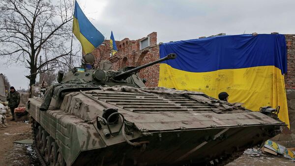 An armoured personnel carrier of the Ukrainian armed forces is seen near Debaltseve, eastern Ukraine, February 20, 2015 - Sputnik Mundo