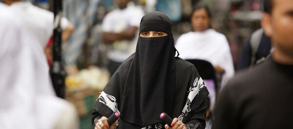 A women shops in Whitechapel, East London, she is wearing a berka / burqa. - Sputnik Mundo