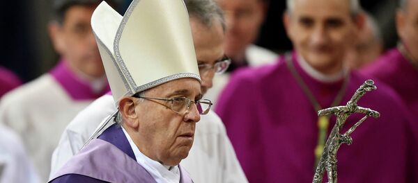 Pope Francis arrive to leads the Ash Wednesday mass at the Basilica of Santa Sabina in Rome February 18, 2015 - Sputnik Mundo