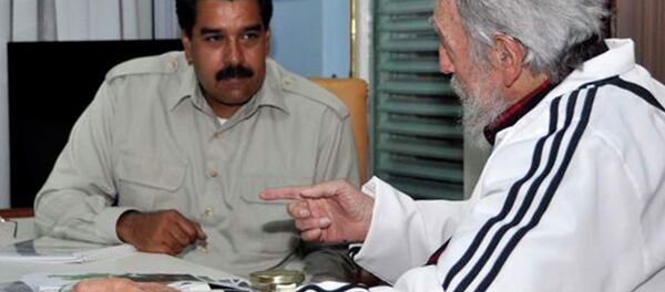 Nicolas Maduro (L) during a meeting with Cuban leader Fidel Castro, in Cuba - Sputnik Mundo