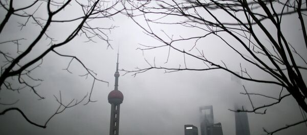 The Oriental Pearl Tower (L) is seen through the haze in downtown Shanghai February 20, 2015 The Oriental Pearl Tower (L) is seen through the haze in downtown Shanghai February 20, 2015 - Sputnik Mundo