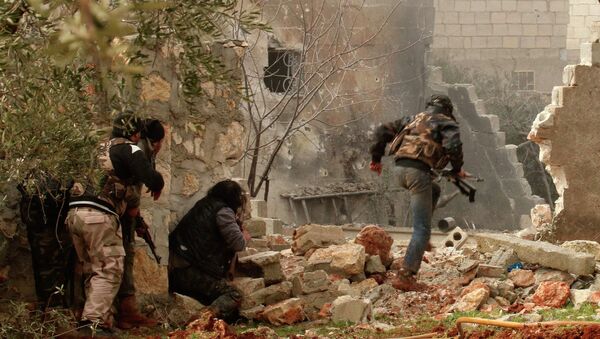 A rebel fighter carries his weapon as he runs while others take positions in Ratian village, north of Aleppo - Sputnik Mundo