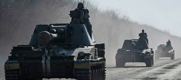 Ukrainian servicemen ride self-propelled howitzers near Artemivsk February 21, 2015 - Sputnik Mundo