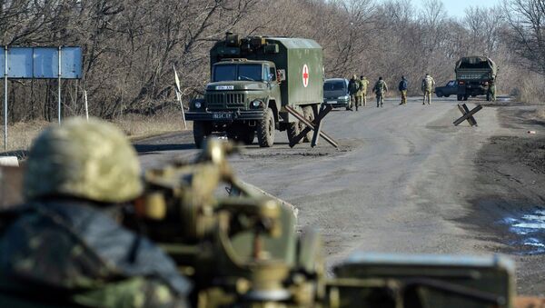 Ukrainian serviceman on a road outside Artemivsk, February 21, 2015 - Sputnik Mundo