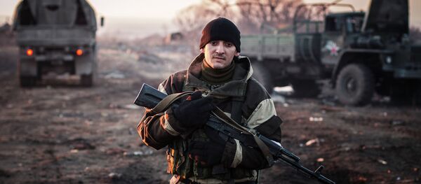 Ополченец Донецкой народной республики (ДНР) в поселке Логвиново на Донбассе - Sputnik Mundo