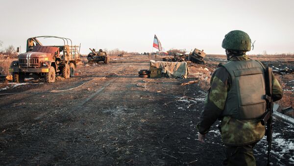 Ополченец Донецкой народной республики (ДНР) в поселке Логвиново на Донбассе - Sputnik Mundo