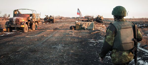 Ополченец Донецкой народной республики (ДНР) в поселке Логвиново на Донбассе - Sputnik Mundo